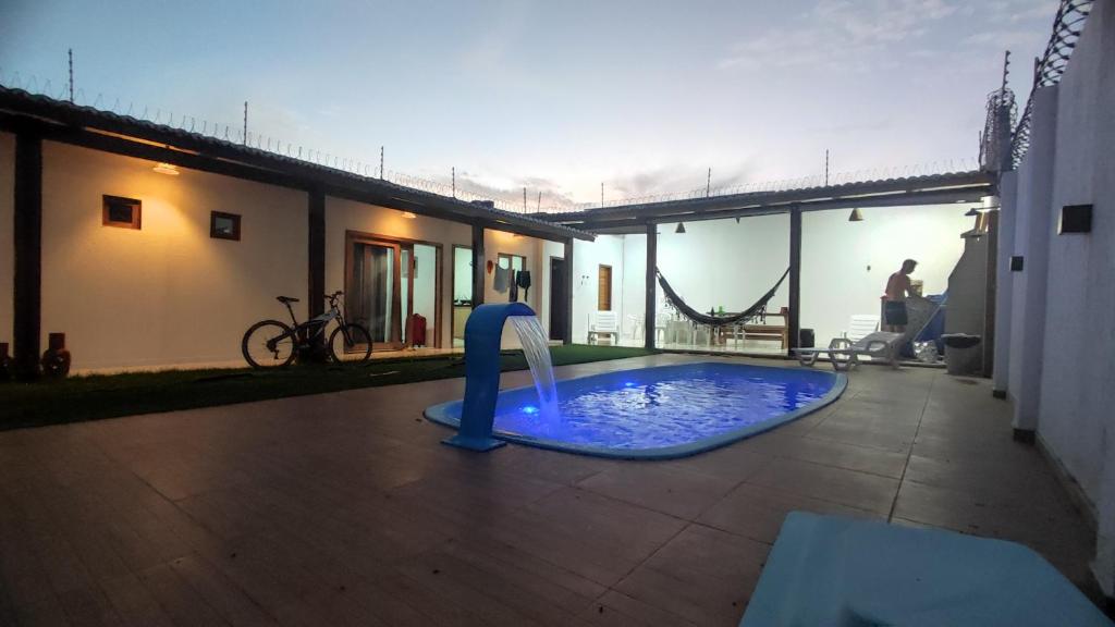 una piscina con un tobogán de agua en una casa en Recanto Boulevard, en Tibau do Sul