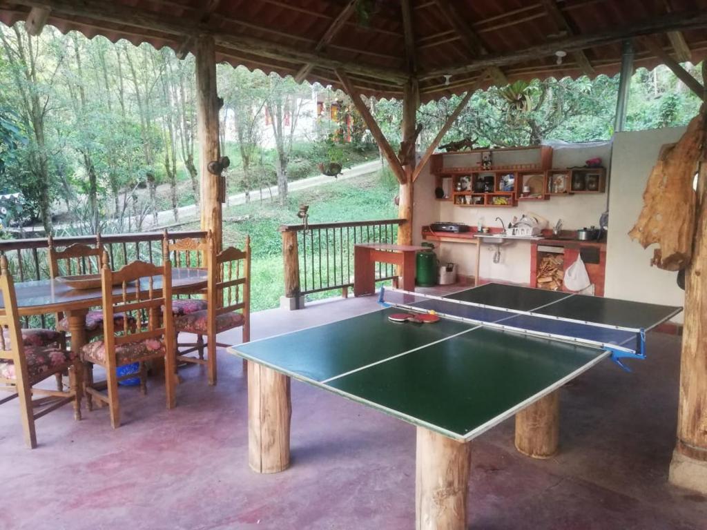una mesa de ping pong en una habitación con cocina en Encanto de agua, Jardin, en Jardín