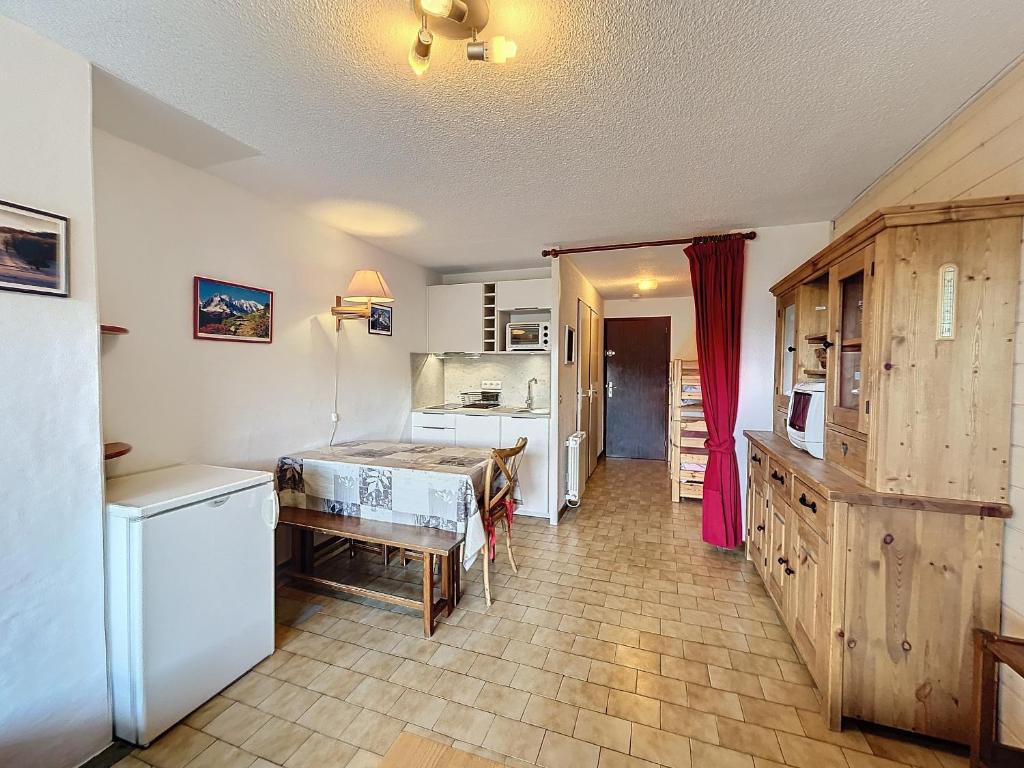 - une cuisine avec un réfrigérateur et une table dans la chambre dans l'établissement Studio cosy pour 4 pers., proche pistes Combloux, balcon ouest, ski, tennis ! - FR-1-560-58, à Combloux