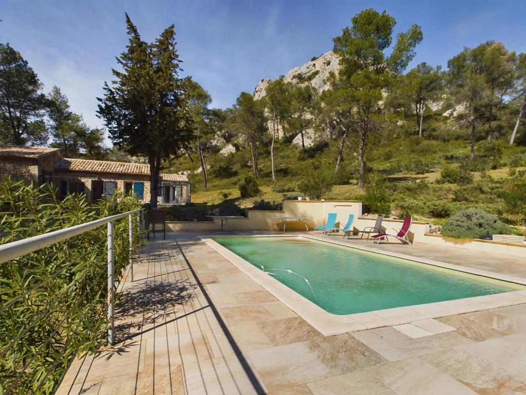 ein Pool vor einem Haus in der Unterkunft Maison Saint-Rémy-de-Provence, 6 pièces, 8 personnes - FR-1-599-74 in Saint-Rémy-de-Provence