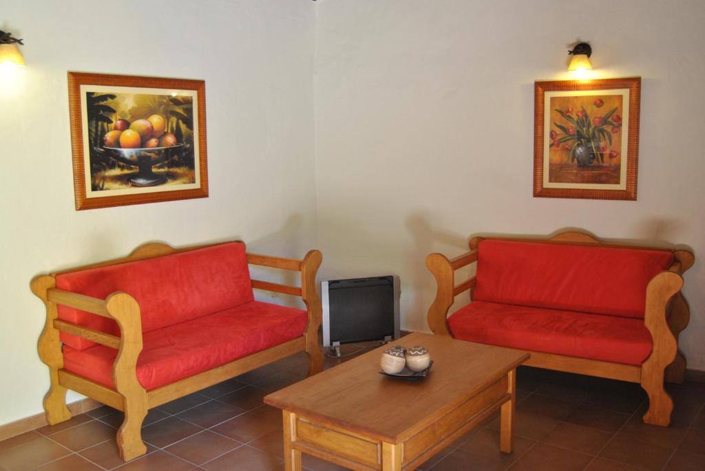 sala de estar con 2 sillas y mesa en Casa Rural La Aldaba en Agüimes