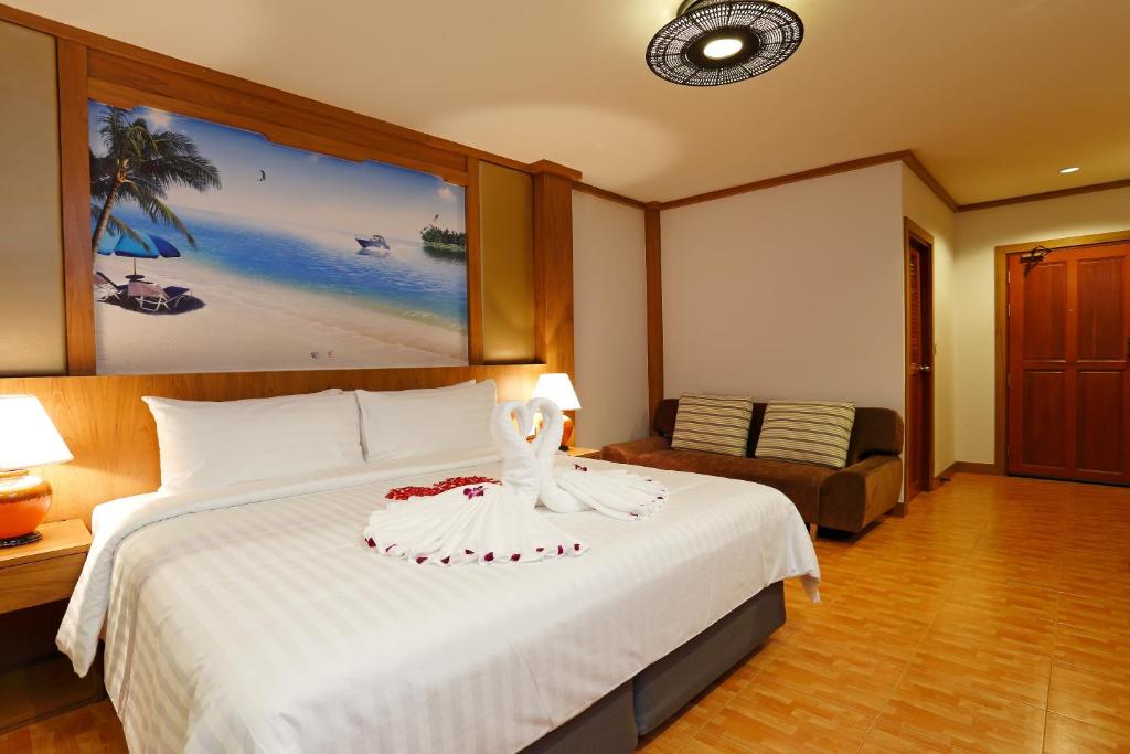 Postel nebo postele na pokoji v ubytování Chabana Resort Bang-tao Beach Phuket- SHA Extra Plus