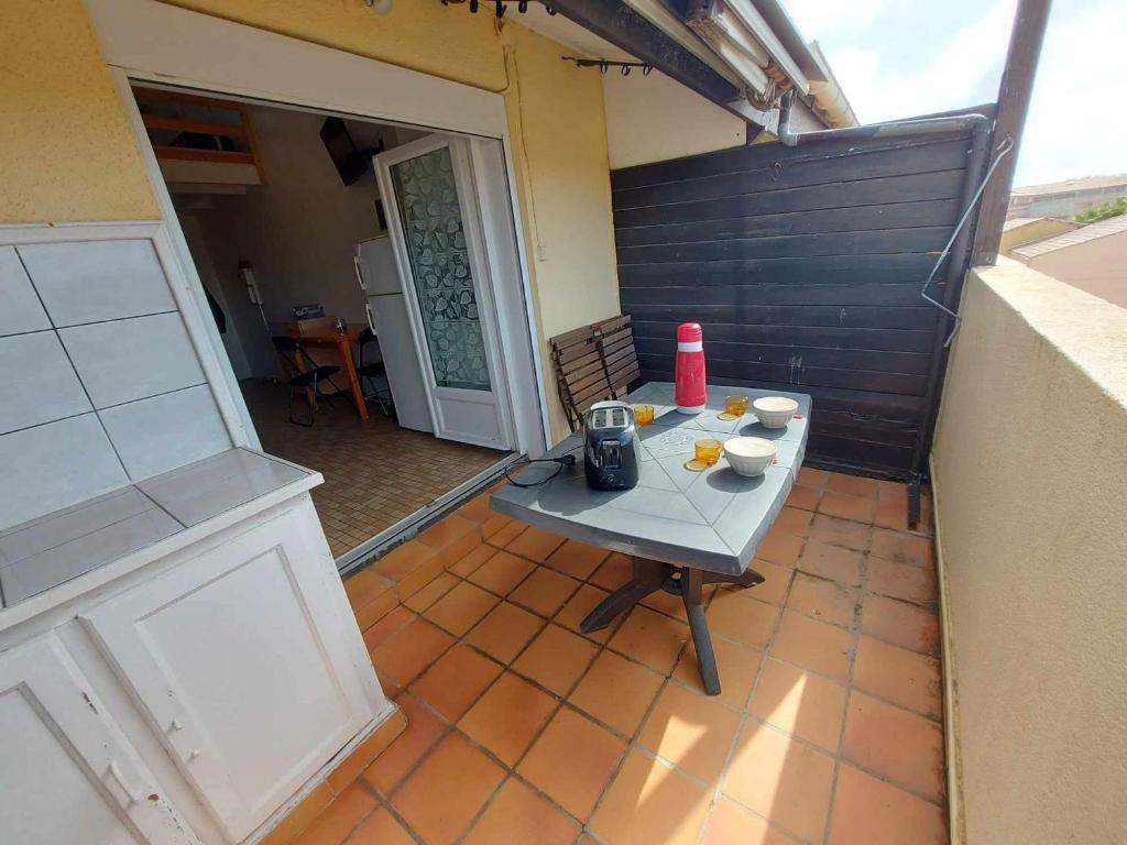 - une petite table sur le balcon d'une maison dans l'établissement Studio mezzanine à 250m de la plage pour 4 personnes - Terrasse, animaux acceptés - FR-1-423-300, au Grau-dʼAgde