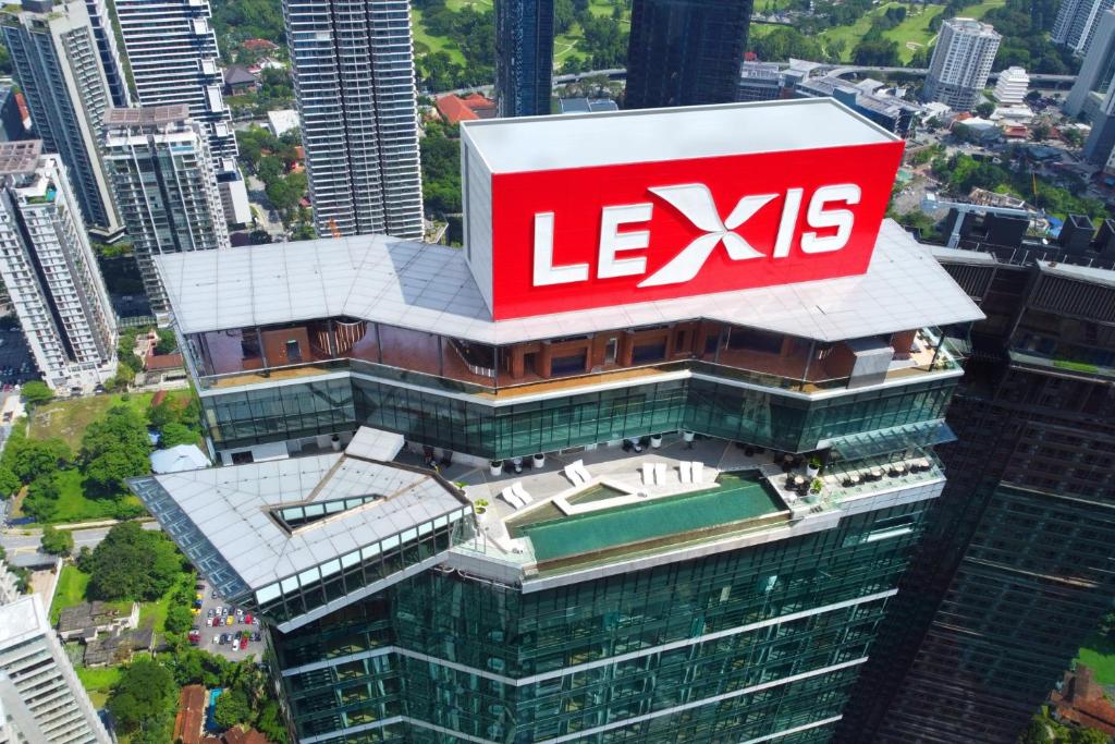 um edifício com um sinal em cima em Imperial Lexis Kuala Lumpur em Kuala Lumpur