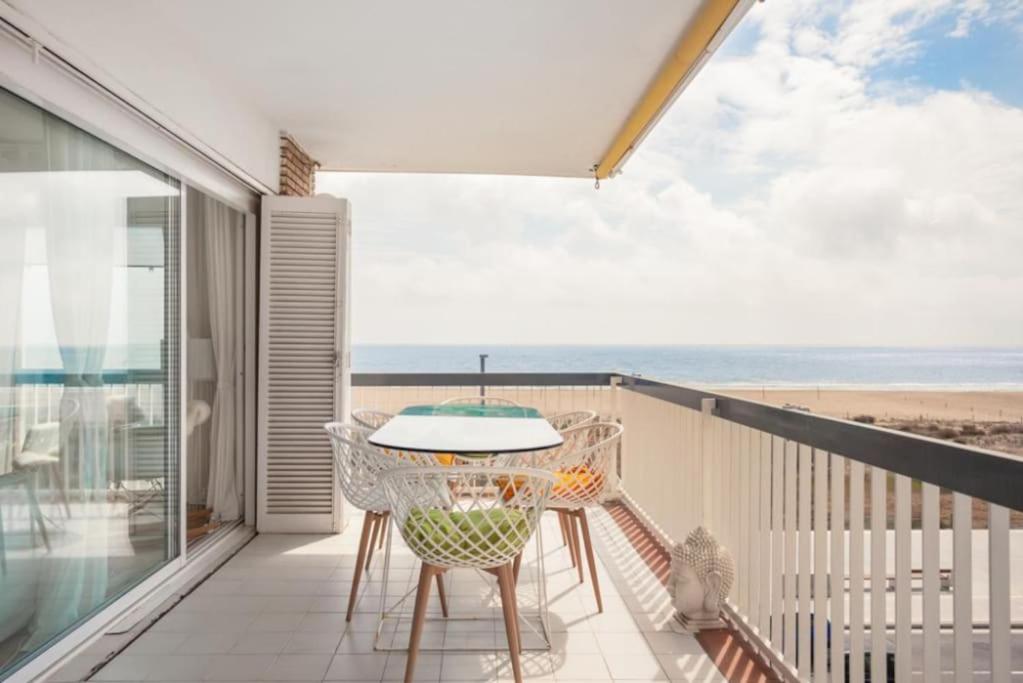 einen Balkon mit einem Tisch und Strandblick in der Unterkunft Sunset Boutique Castelldefels by MyRentalHost in Castelldefels