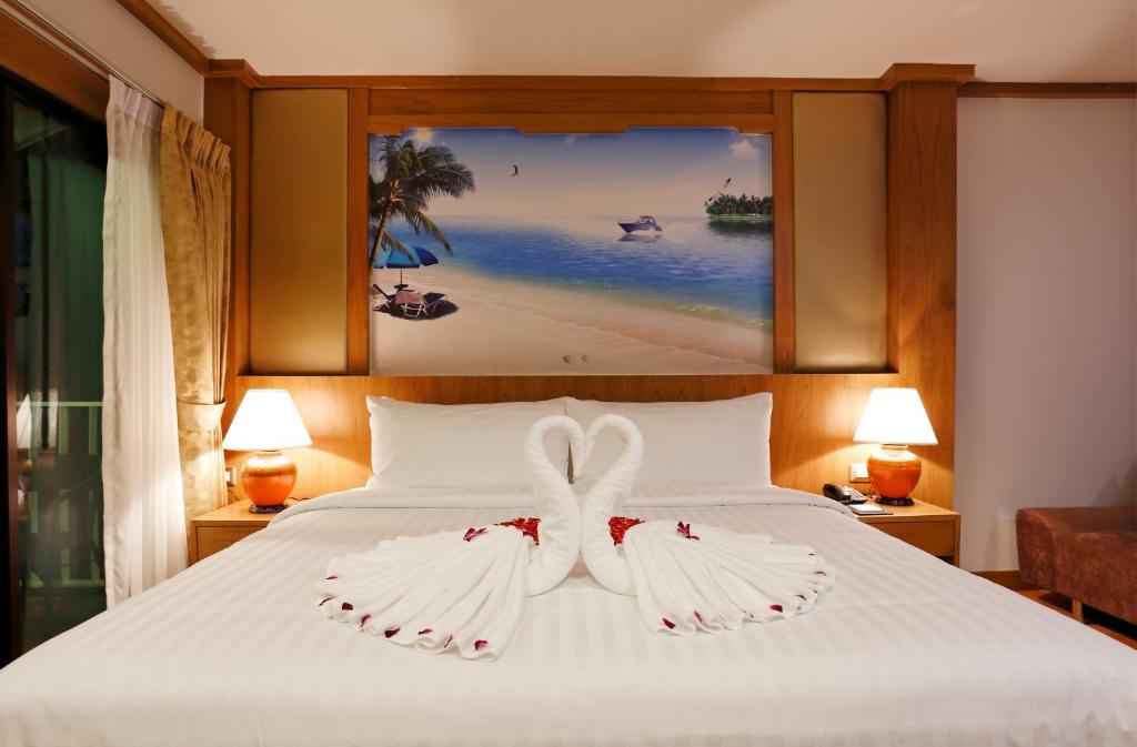 Postel nebo postele na pokoji v ubytování Chabana Resort Bang-tao Beach Phuket- SHA Extra Plus