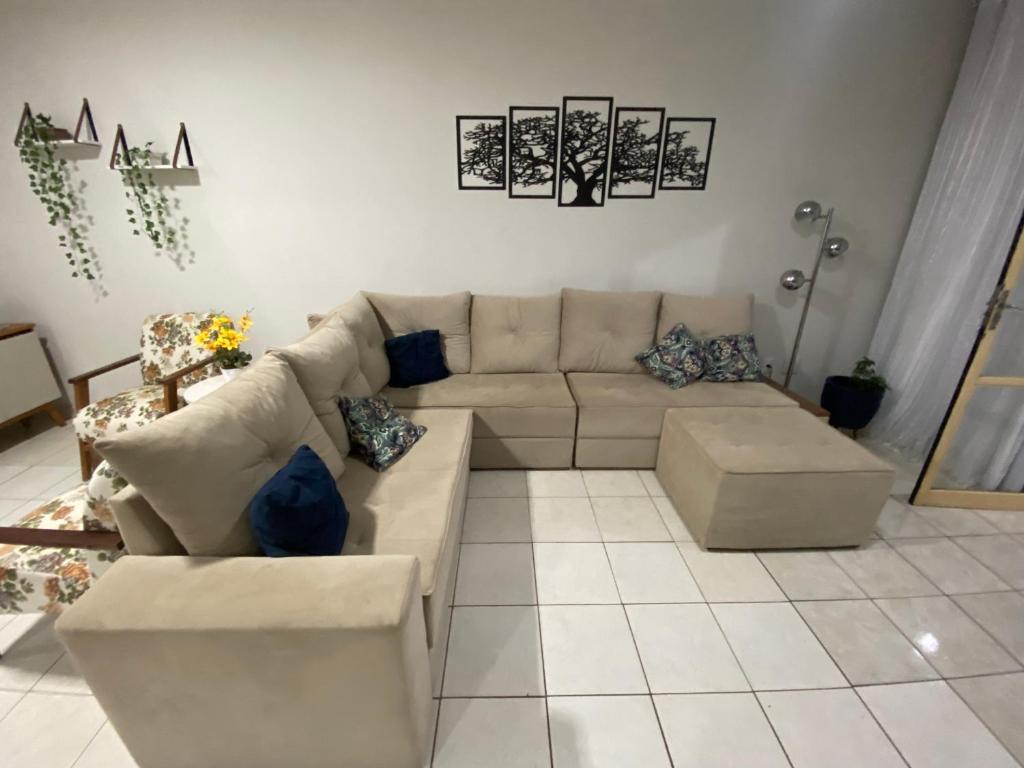 a living room with a couch and a table at Apartamento até 8 pessoas Araxá Ótima localização in Araxá