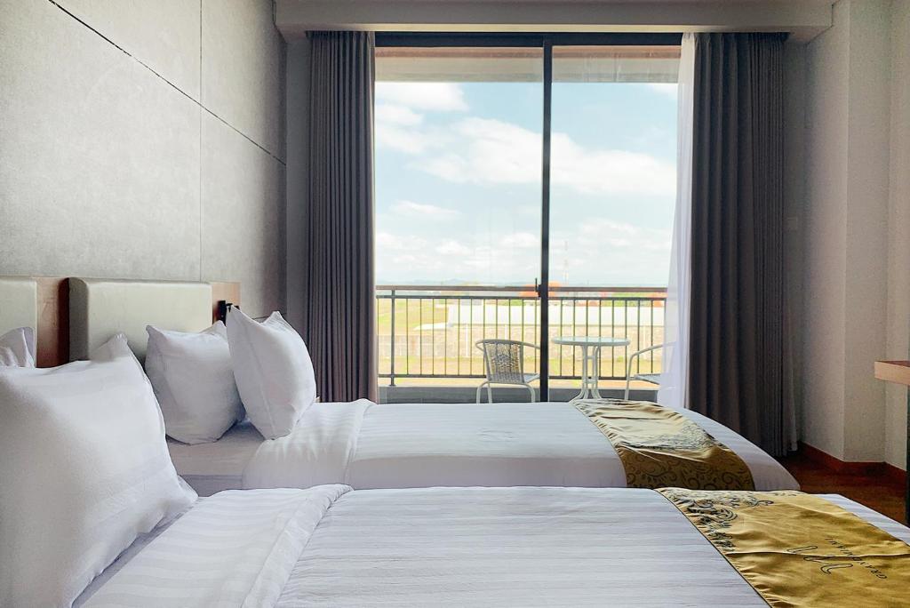 Кровать или кровати в номере Grand Miami Hotel