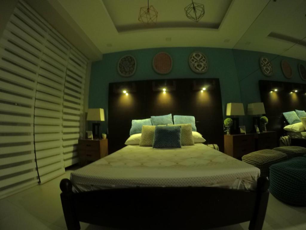 um quarto com uma cama grande e um sofá em Pico De Loro room Jacana A Bldg. em Nasugbu