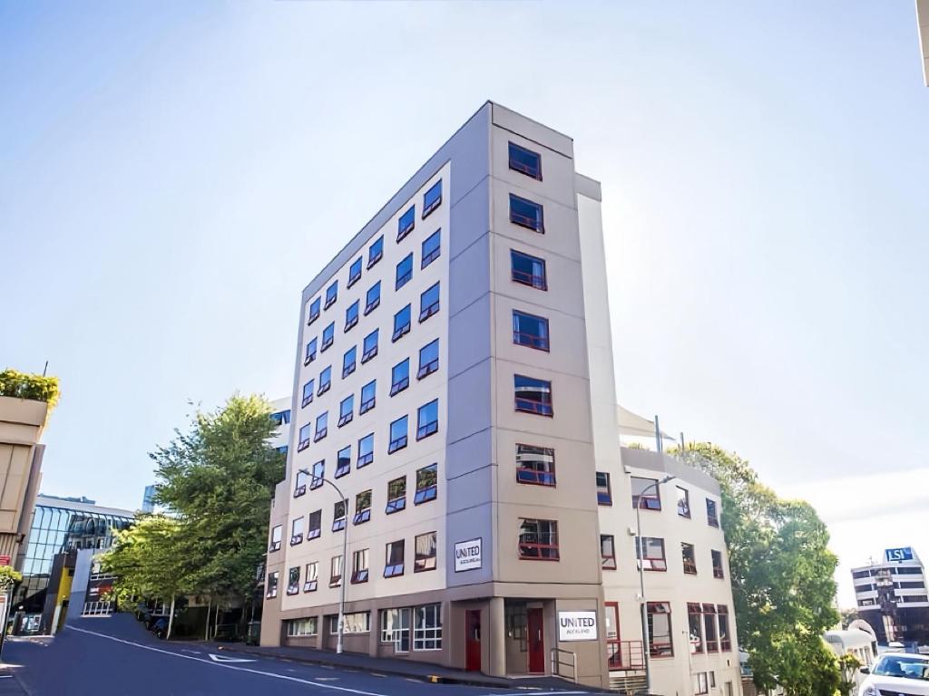 Un alto edificio bianco sul lato di una strada di United Auckland ad Auckland