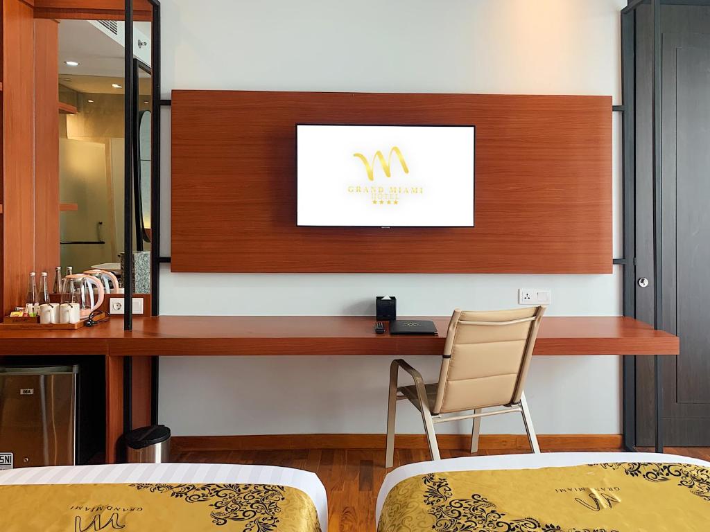 Postel nebo postele na pokoji v ubytování Grand Miami Hotel