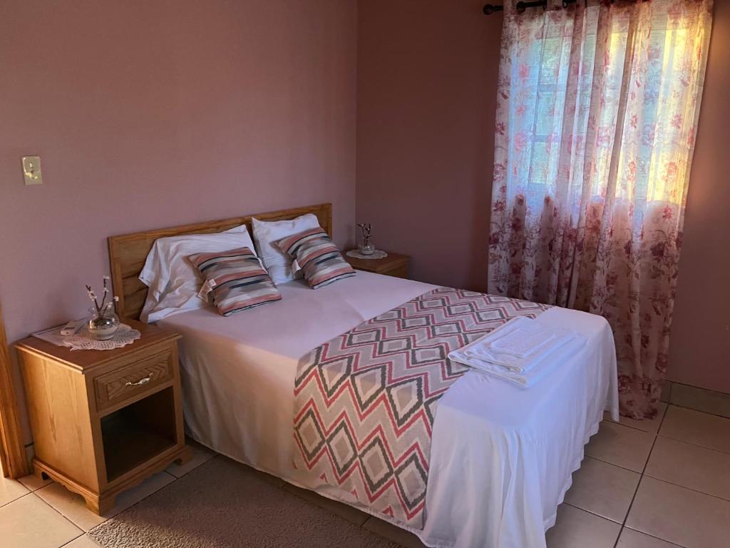 a bedroom with a bed and a nightstand with a bed sidx sidx sidx sidx at Shorrs Villas in Seminets