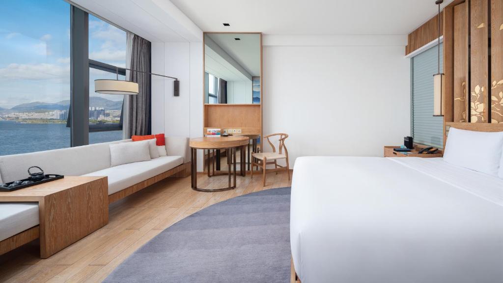Hotel Indigo Dali Erhai by IHG - 1 King Bed Premium 180 Gradi Erhai View