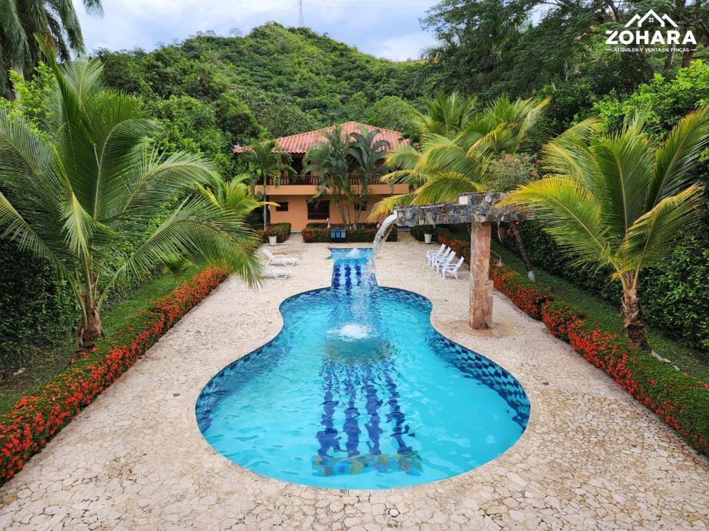 una piscina con cascata nel centro di un resort di Villa Guitarra a San Jerónimo