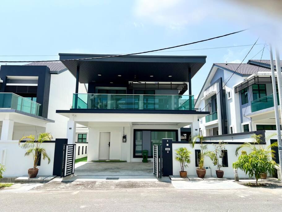 een wit gebouw met een balkon erboven bij Uncle CK villa 20pax/pool/party in Melaka