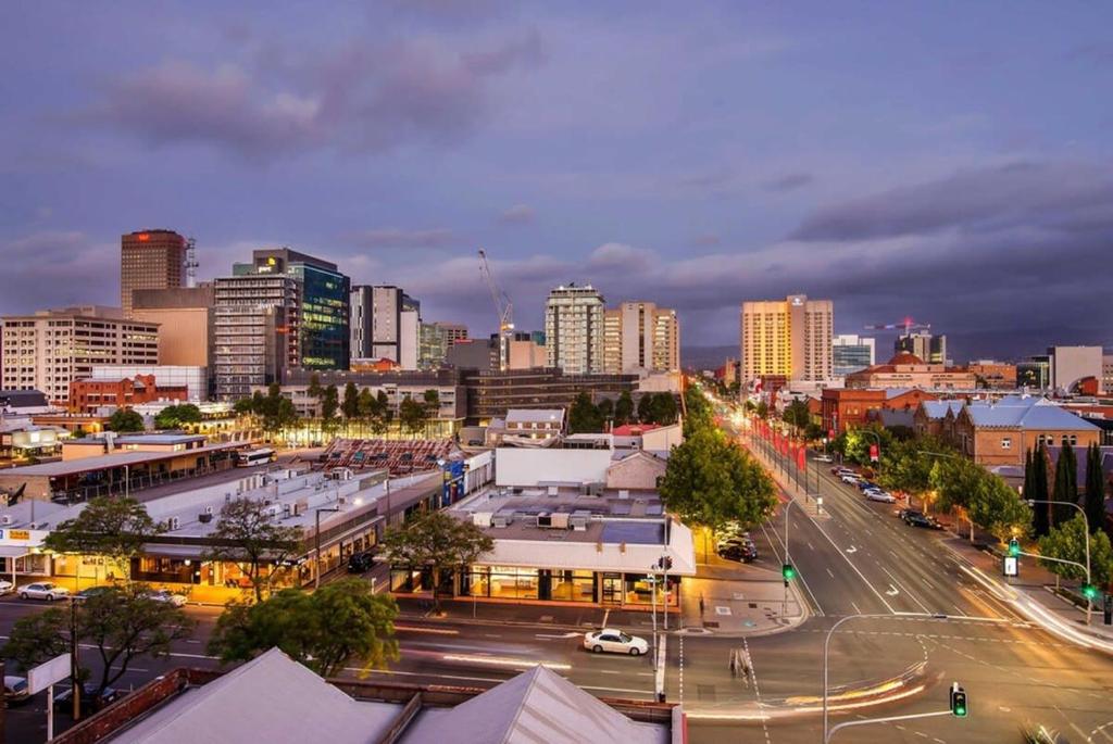 uitzicht op een stad met een straat en gebouwen bij Walk to Central Market Parking GYM&POOL City View in Adelaide