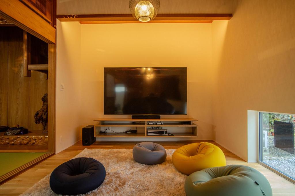 TV a/nebo společenská místnost v ubytování 綯 -NAU-