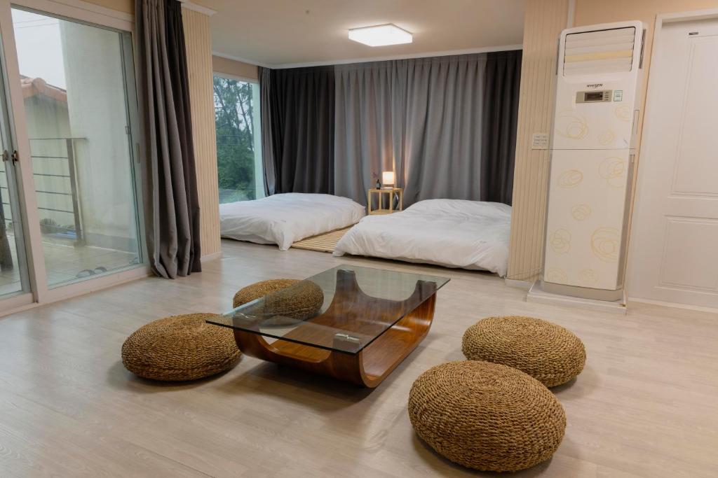 Postel nebo postele na pokoji v ubytování Tongyeong Olga Resort