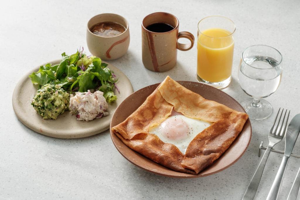 ホテルの敷地内または近くでの食事または食べ物