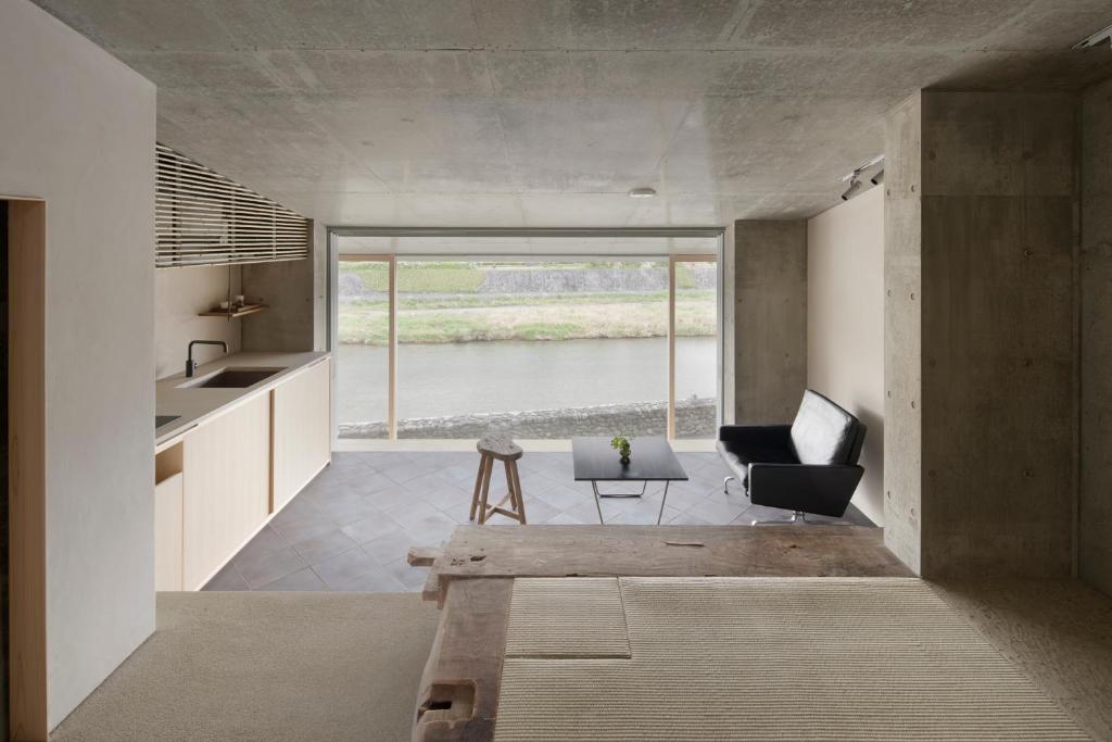 een woonkamer met een bank, een stoel en een tafel bij Kamohan in Kyoto