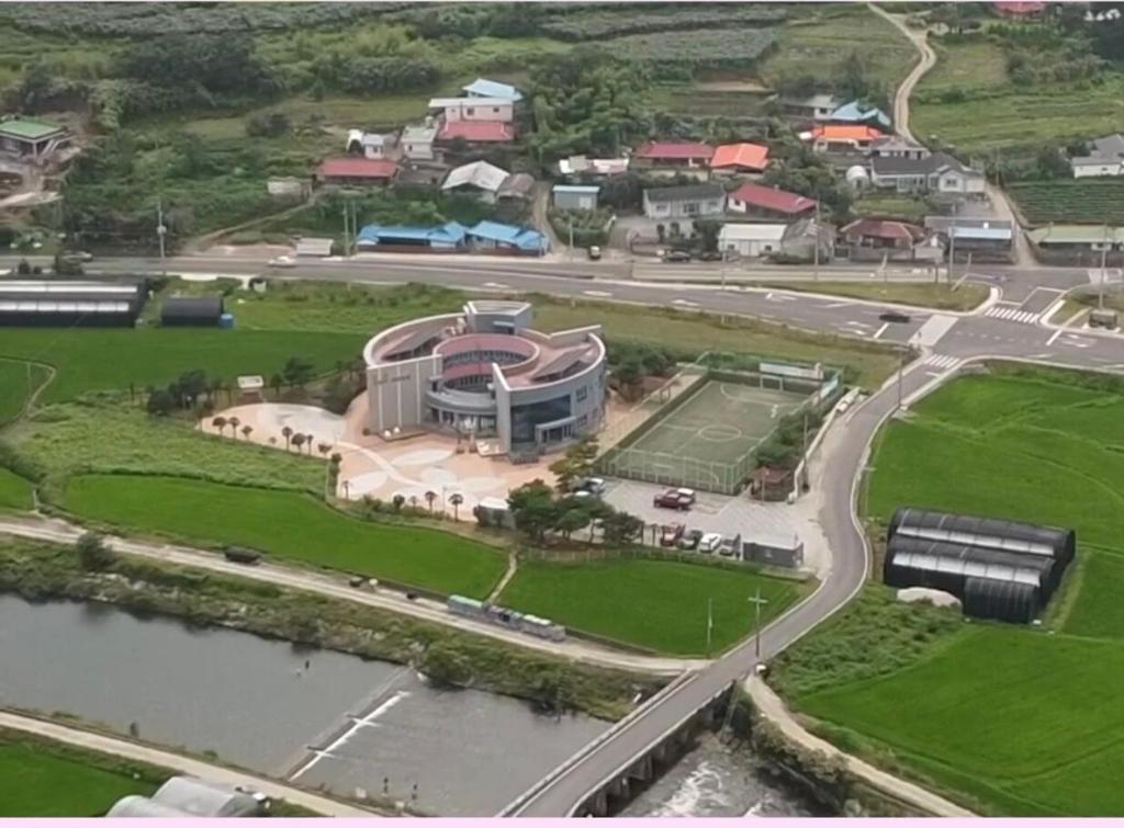 Pemandangan dari udara bagi Namhae Kkotnae Village Pension