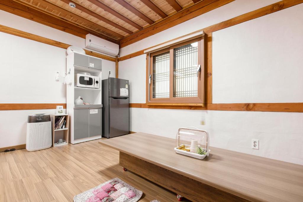 Kuchyň nebo kuchyňský kout v ubytování Gongju Haru Hanok Pension