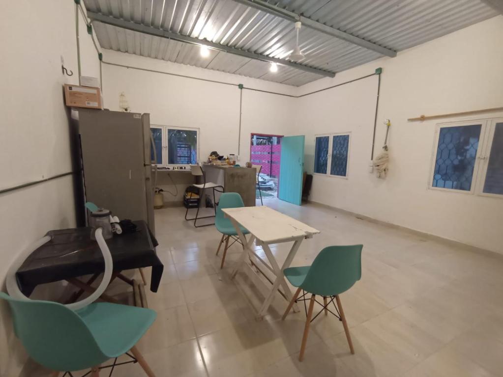 Pokój z krzesłami, stołem i biurkiem w obiekcie Casa Centro w mieście Isla Aguada