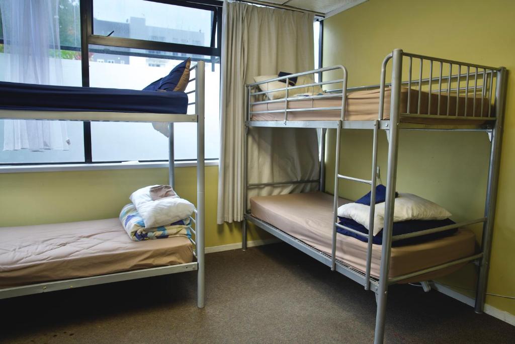 Letto o letti in una camera di Silverfern Backpackers