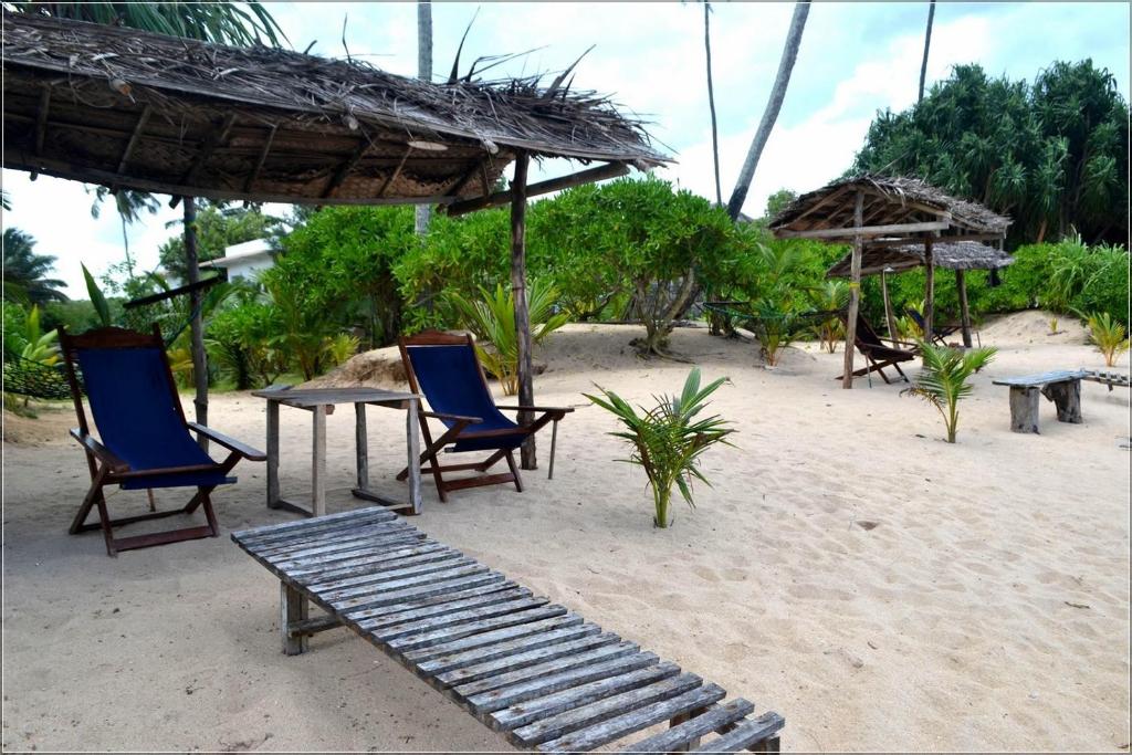 un grupo de sillas y mesas en una playa en Villasiri and Leon Beach Paradise, en Tangalle