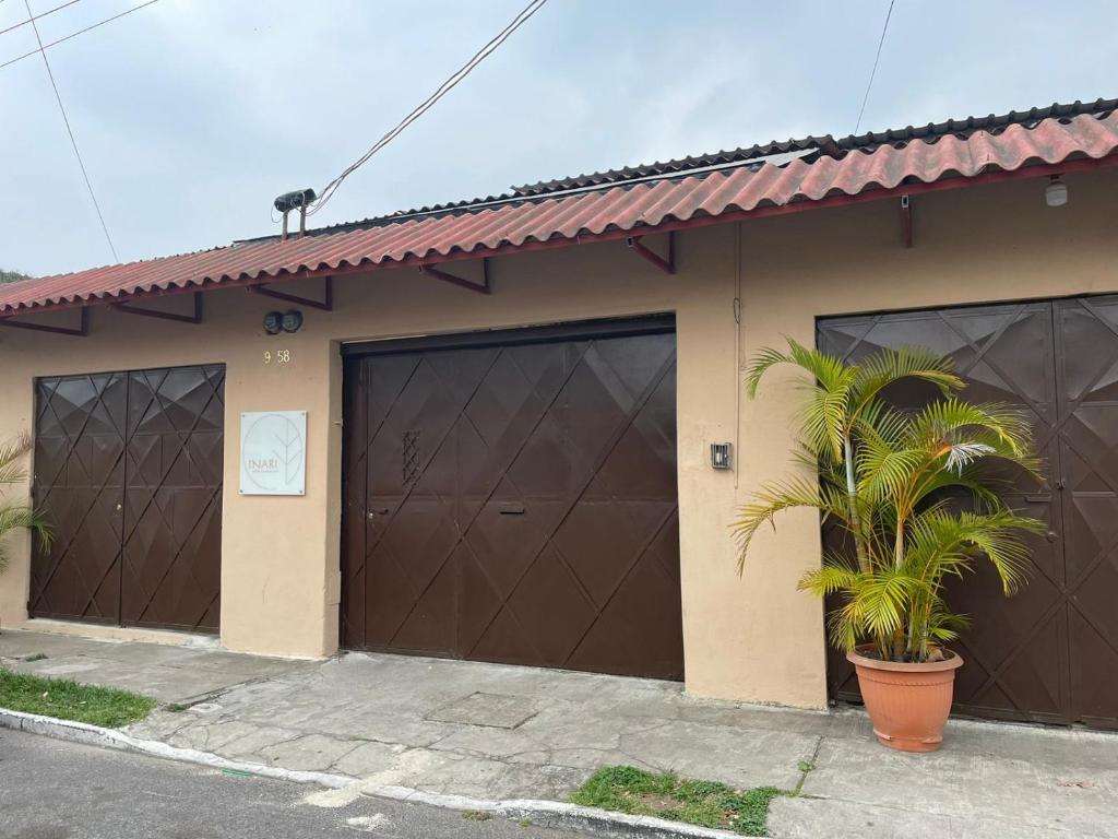 una casa con dos juegos de puertas de garaje en Inari Hostal en Guatemala