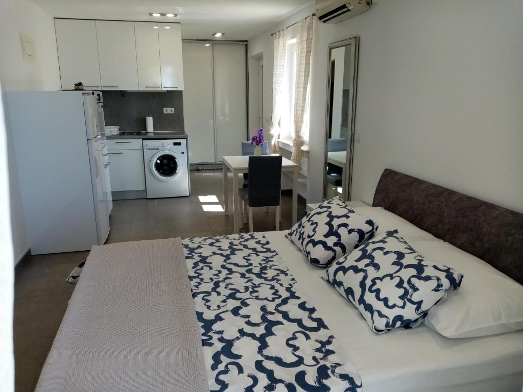 Kuchyňa alebo kuchynka v ubytovaní Studio apartman Iva