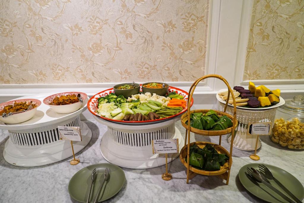 A buffet section combines prepared dishes, vegetables, wrapped items, and cut fruit.