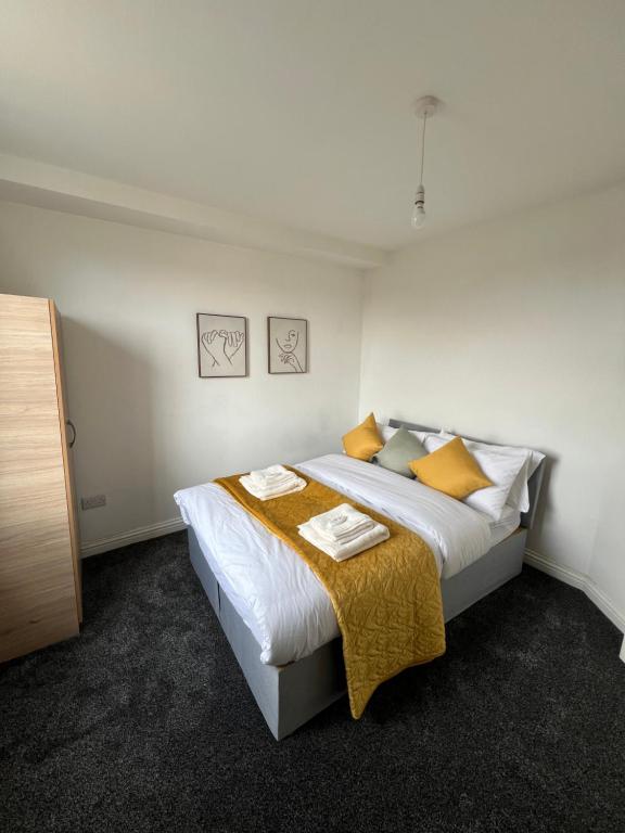 A bed or beds in a room at Tranquil 1BR in Catford