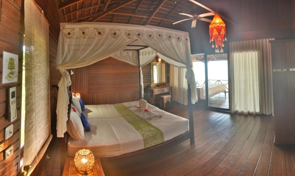 Postel nebo postele na pokoji v ubytování Nunukan Island Resort