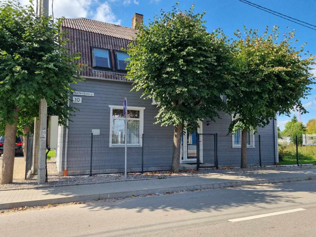 Gedimino g. 2 في مازيكياي: مبنى امامه سياج