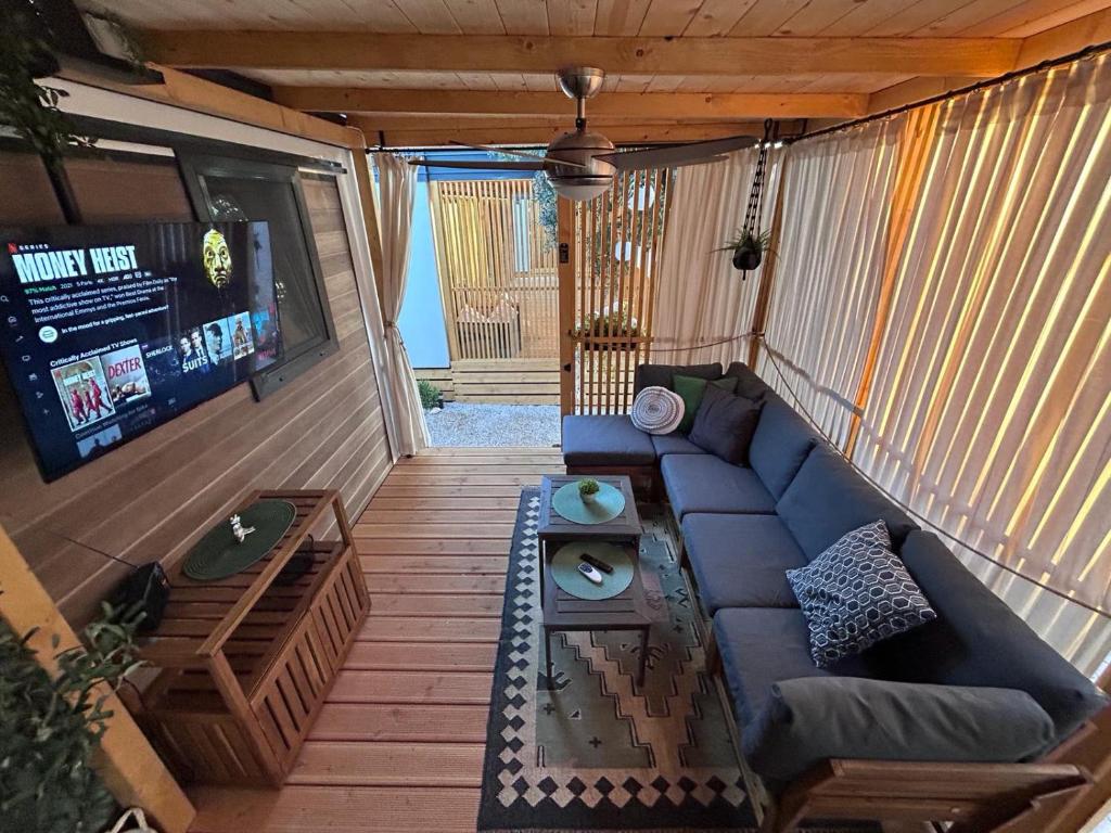 TV a/nebo společenská místnost v ubytování Mobile home FJAKA