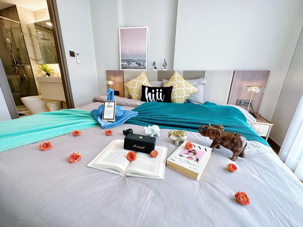 Cama o camas de una habitación en Astra Sky River Paronama Pool Luxury Changklan Chiang Mai