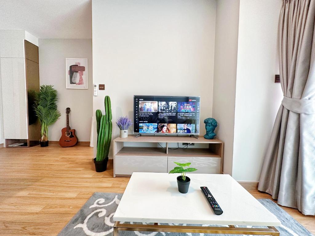 Una televisión o centro de entretenimiento en Astra Sky River Paronama Pool Luxury Changklan Chiang Mai