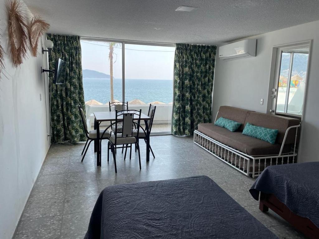ein Wohnzimmer mit einem Tisch und einem Sofa in der Unterkunft Hermosa Suite en Acapulco in Acapulco