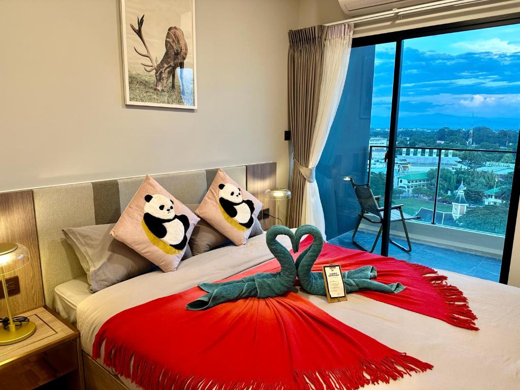 Cama o camas de una habitación en Astra Sky River Paronama Pool Luxury Changklan Chiang Mai