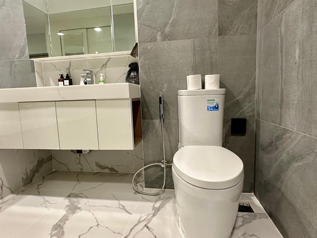 Un baño de Astra Sky River Paronama Pool Luxury Changklan Chiang Mai