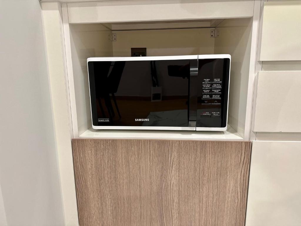 Una televisión o centro de entretenimiento en Astra Sky River Paronama Pool Luxury Changklan Chiang Mai