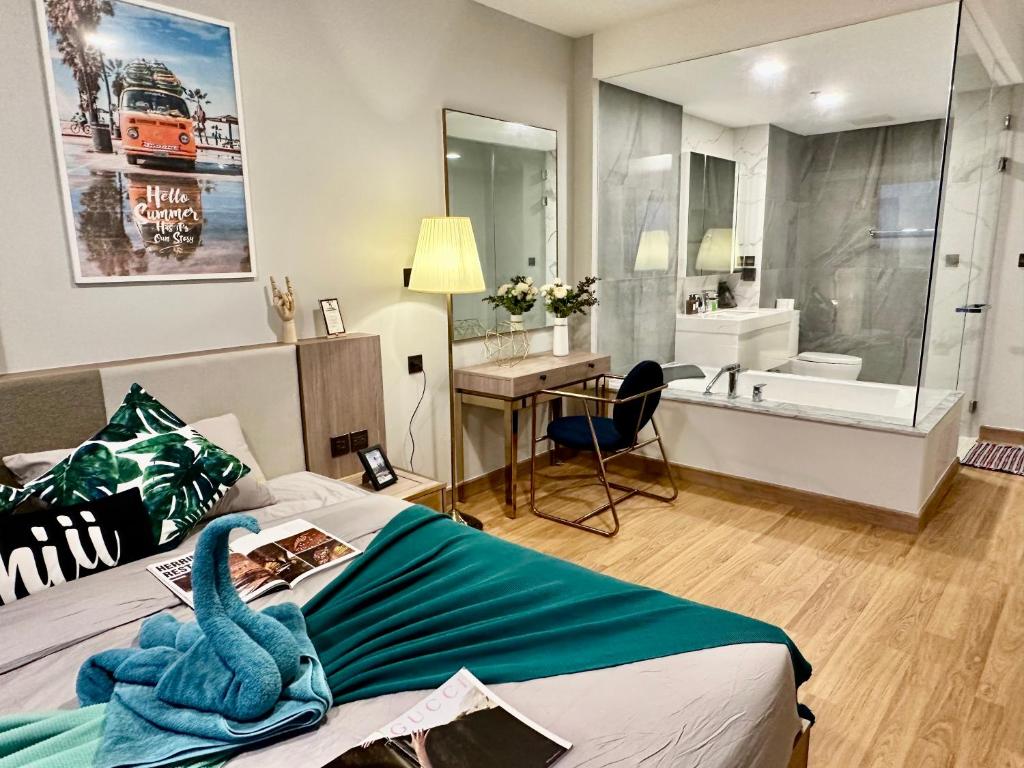 Cama o camas de una habitación en Astra Sky River Paronama Pool Luxury Changklan Chiang Mai