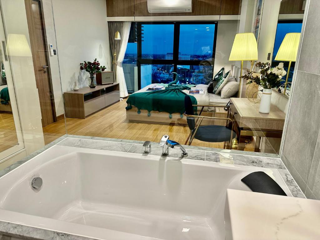 Cama o camas de una habitación en Astra Sky River Paronama Pool Luxury Changklan Chiang Mai
