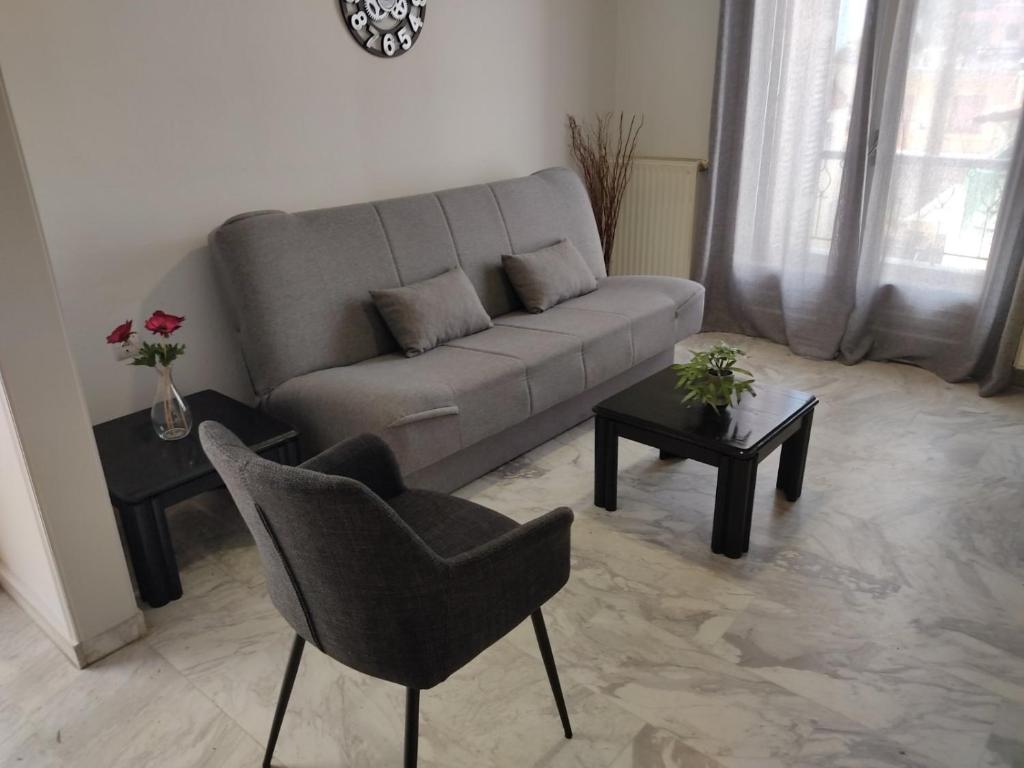 - un salon avec un canapé, une chaise et une table dans l'établissement Light and sea 2, à Kavala