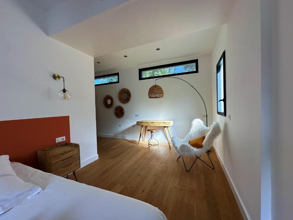 Postel nebo postele na pokoji v ubytování Villas de standing avec magnifique vue mer et piscines privées, Sagone