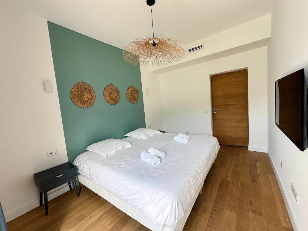 Postel nebo postele na pokoji v ubytování Villas de standing avec magnifique vue mer et piscines privées, Sagone