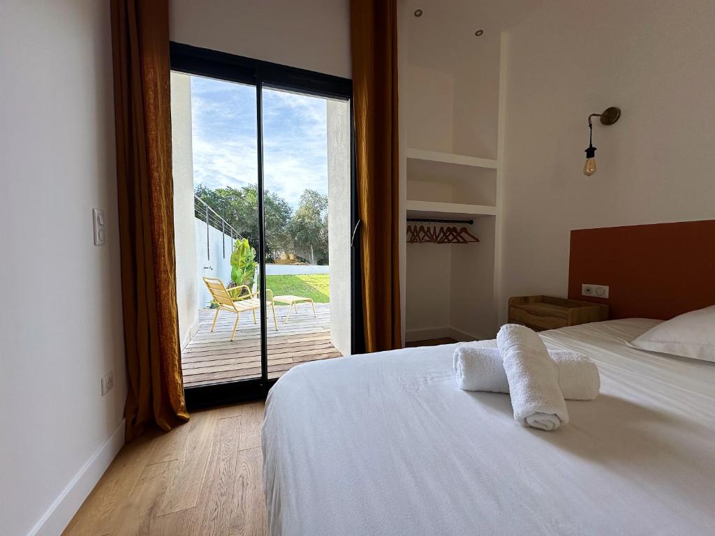 Postel nebo postele na pokoji v ubytování Villas de standing avec magnifique vue mer et piscines privées, Sagone