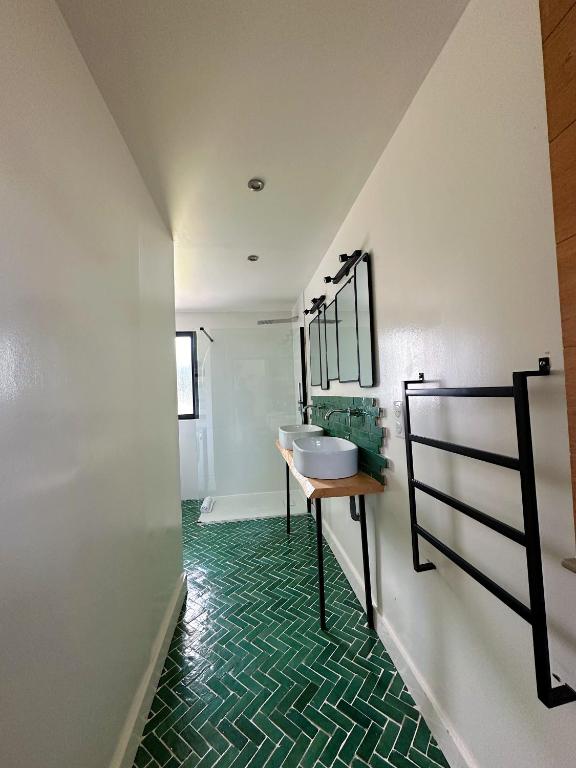 Postel nebo postele na pokoji v ubytování Villas de standing avec magnifique vue mer et piscines privées, Sagone