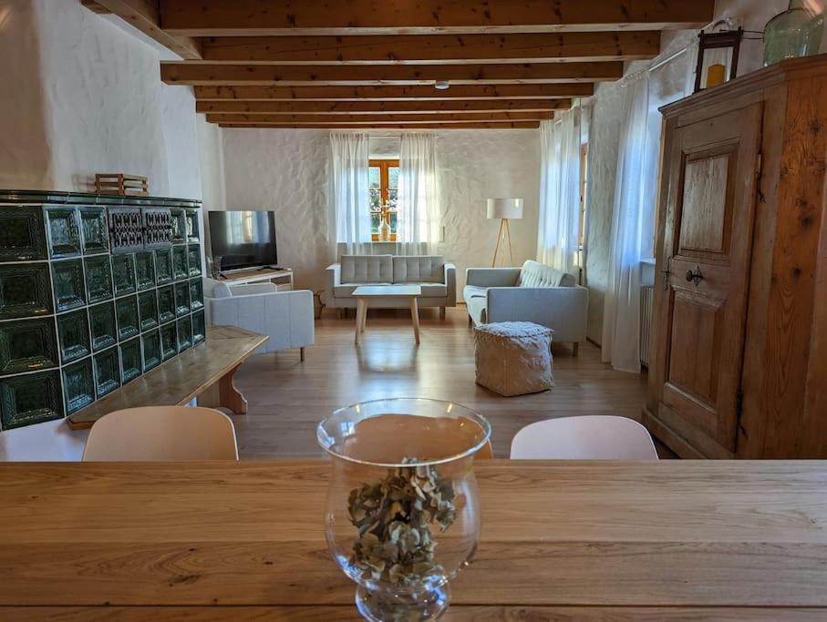 uma mesa com um copo de vinho em cima de uma sala em Landhaus an den Weinbergen em Pfaffenweiler